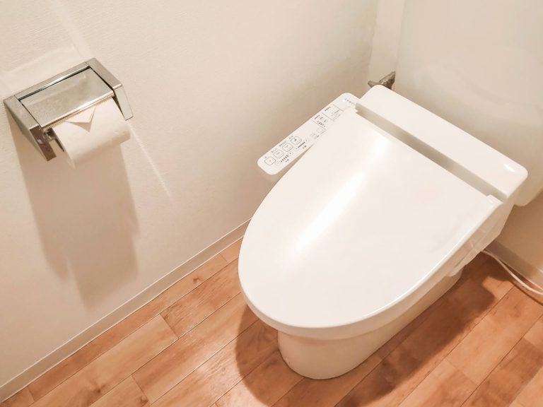 【トイレの疑問】便器のフチが濡れている理由と対処方法 愛知のトイレつまり・水漏れ修理・水のトラブル あいち水道職人